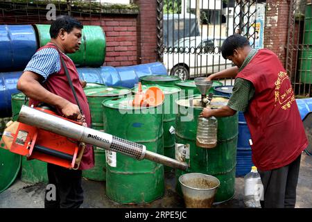 (190818) -- DHAKA, 18. August 2019 (Xinhua) -- Ein Arbeiter sammelt Insektizide aus einem Container in Dhaka, Bangladesch, am 18. August 2019. Die bangladeschische Regierung hat am Sonntag die wahrscheinliche Zahl der Dengue-Todesfälle in diesem Land in dieser Fiebersaison auf 70 erhöht und die staatlichen Behörden um koordiniertere Anstrengungen gebeten, um den Ausbruch der Krankheit einzudämmen, die von mehreren Mückenarten innerhalb der Gattung Aedes übertragen wird. (STR/Xinhua) BANGLADESCH-DHAKA-DENGUE-FIEBER-ANTI-MÜCKEN-PUBLICATIONxNOTxINxCHN Stockfoto