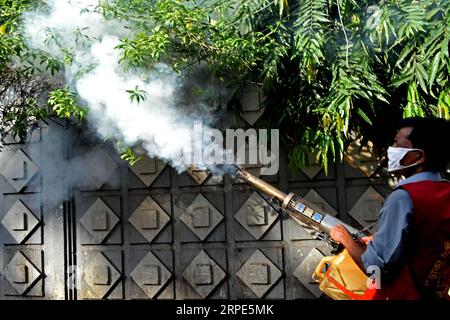 News Bilder des Tages (190818) -- DHAKA, 18. August 2019 (Xinhua) -- Ein Arbeiter sprüht am 18. August 2019 in Dhaka, Bangladesch, Anti-Mückenbeschlag, um das Denguefieber zu kontrollieren. Die bangladeschische Regierung hat am Sonntag die wahrscheinliche Zahl der Dengue-Todesfälle in diesem Land in dieser Fiebersaison auf 70 erhöht und die staatlichen Behörden um koordiniertere Anstrengungen gebeten, um den Ausbruch der Krankheit einzudämmen, die von mehreren Mückenarten innerhalb der Gattung Aedes übertragen wird. (STR/Xinhua) BANGLADESCH-DHAKA-DENGUE-FIEBER-ANTI-MÜCKEN-PUBLICATIONxNOTxINxCHN Stockfoto