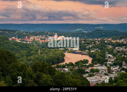 Stadtbild der Städte Granville und Morgantown in West Virginia bei Dämmerung mit interessantem Sonnenuntergang, der den Himmel erhellt und sich im Fluss spiegelt Stockfoto