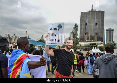 Nairobi, Kenia. September 2023. Ein Aktivist hält eine Plakette, um ehrgeizige Fortschritte bei erneuerbaren Energien zu erzielen und fordert die Delegierten auf, sich aktiv an Diskussionen zu beteiligen, um den Ausstieg aus fossilen Brennstoffen während des Afrika-Klimagipfels im Kenyatta International Convention Centre (KICC) in Nairobi zu beschleunigen. Der Klimagipfel in Afrika zielt darauf ab, eine Agenda für grünes Wachstum voranzutreiben und Lösungen für die Klimafinanzierung nicht nur für Afrika, sondern auch für die globale Gemeinschaft zu erkunden. Quelle: SOPA Images Limited/Alamy Live News Stockfoto