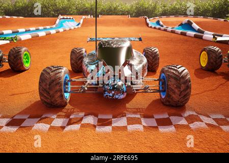 Drei farbenfrohe RC-Autos stehen auf einer Startlinie und sind bereit für ein schnelles 4KHD-Rennen Stockfoto