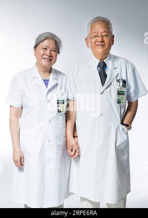 (190819) -- PEKING, 19. August 2019 -- Qiu Guixing (R), Akademiker der chinesischen Akademie der Technik und Chefarzt der Orthopädie-Abteilung, und seine Frau Lin Shouqing, Chefarzt der Gynäkologie und Geburtshilfe-Abteilung, posieren für ein Foto an ihrem Arbeitsplatz des Peking Union Medical College Hospital in Peking, Hauptstadt von China, 12. August 2019. China hat etwa 3,6 Millionen qualifizierte Ärzte und 4,1 Millionen registrierte Krankenschwestern. Sie haben eine starke Kraft gebildet, um das bedeutendste medizinische Versorgungssystem der Welt zu unterstützen, um die Gesundheit von 1,4 Milliarden Menschen in der zu schützen Stockfoto