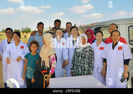 (190819) -- PEKING, 19. Aug. 2019 -- auf dem Foto sehen Sie, wie Mitglieder der 21. Chinesischen medizinischen Hilfe für Tunesien für ein Foto in Sidi Bouzid, Tunesien posieren. Seit 1963 wurden laut der Nationalen Gesundheitskommission seit 2018 rund 220 Millionen Patienten in 48 afrikanischen Ländern von chinesischem medizinischem Personal behandelt. Derzeit bieten 983 chinesische Ärzte kostenlose medizinische Dienstleistungen in 45 afrikanischen Ländern an. AFRIKA-CHINA-MEDIZINISCHE TEAMS-HILFE XinxHuashe PUBLICATIONxNOTxINxCHN Stockfoto