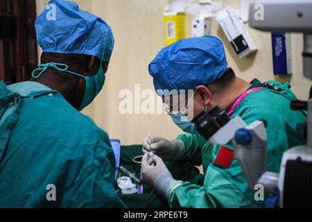 (190819) -- PEKING, 19. August 2019 -- Lin Xiaojun (R), Mitglied der 29. Chinesischen medizinischen Hilfe für Sansibar, und ein lokaler Arzt führen eine Kataraktoperation für Issa Khamis Issa in Sansibar, Tansania, 1. August 2019 durch. Seit 1963 wurden laut der Nationalen Gesundheitskommission seit 2018 rund 220 Millionen Patienten in 48 afrikanischen Ländern von chinesischem medizinischem Personal behandelt. Derzeit bieten 983 chinesische Ärzte kostenlose medizinische Dienstleistungen in 45 afrikanischen Ländern an. ) AFRIKA-CHINA-MEDIZINISCHE TEAMS-HILFE LixYan PUBLICATIONxNOTxINxCHN Stockfoto