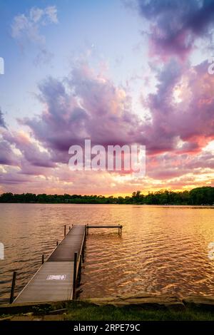 Spektakulärer Sonnenuntergang über dem Wing Lake in Bloomfield Township in Michigan Stockfoto