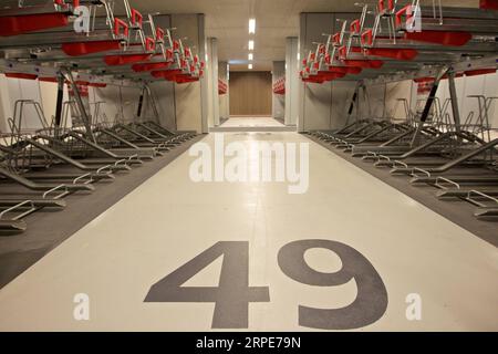 (190820) -- DEN HAAG, 20. August 2019 -- Foto vom 19. August 2019 zeigt einen neuen Fahrradparkplatz in Utrecht, Niederlande. Auf einer Fläche von 17.100 Quadratmetern verfügt die dreistöckige Garage über 12.500 Parkplätze. (Foto: Sylvia Lederer/Xinhua) NIEDERLANDE-UTRECHT-FAHRRADGARAGE WangxYanan PUBLICATIONxNOTxINxCHN Stockfoto