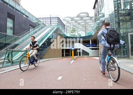 (190820) -- DEN HAAG, 20. August 2019 -- Menschen fahren auf einem neuen Fahrradparkplatz in Utrecht, Niederlande, 19. August 2019. Auf einer Fläche von 17.100 Quadratmetern verfügt die dreistöckige Garage über 12.500 Parkplätze. (Foto: Sylvia Lederer/Xinhua) NIEDERLANDE-UTRECHT-FAHRRADGARAGE WangxYanan PUBLICATIONxNOTxINxCHN Stockfoto