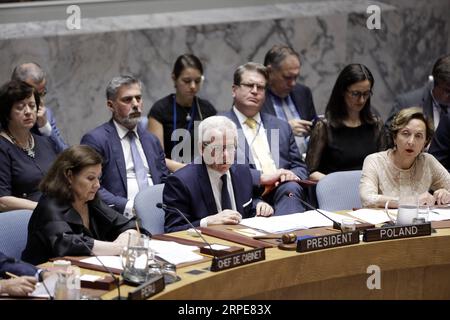 (190820) -- VEREINTEN NATIONEN, 20. August 2019 -- Jacek Czaputowicz (C, Front), polnischer Außenminister und Präsident des UN-Sicherheitsrats für den Monat August, spricht am 20. August 2019 im Hauptquartier der Vereinten Nationen in New York über eine Tagung des Sicherheitsrats zu den Herausforderungen für Frieden und Sicherheit im Nahen Osten. Ein Vertreter der Vereinten Nationen rief am Dienstag zu Zurückhaltung und einem echten Dialog auf, um größere Konfrontationen im Nahen Osten zu vermeiden. ) VN-SICHERHEITSRAT-NAHER OSTEN LixMuzi PUBLICATIONxNOTxINxCHN Stockfoto