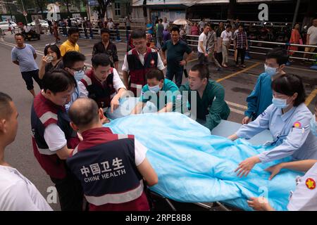 (190821) -- CHENGDU, 21. August 2019 -- medizinisches Personal eskortiert einen schwer verletzten Mann, der per Hubschrauber zum Westchinesischen Krankenhaus der Sichuan Universität in Chengdu, südwestchinesische Provinz Sichuan, am 21. August 2019 transportiert wird. Acht Menschen sind gestorben und 26 sind verschwunden, nachdem schwere Regenfälle am Dienstag Aba Tibetan und die autonome Präfektur Qiang, südwestchinesische Provinz Sichuan, getroffen haben, sagten die lokalen Behörden am Mittwoch. Am Mittwoch Mittag hatten die durch den Regen ausgelösten Katastrophen sechs Verletzte hinterlassen, darunter drei mit schweren Verletzungen, und mehr als 100.000 Menschen müssen evakuiert und in Notfällen getötet werden Stockfoto