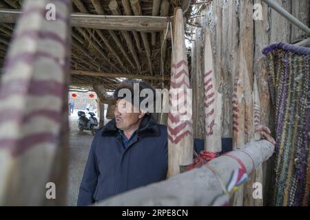 (190821) -- YULI, 21. August 2019 -- Amudun Abudu wird zu Hause im Dorf Lop nur im Yuli County, nordwestchinesische Autonome Region Xinjiang Uygur, 29. Januar 2019 gesehen. Lop nur People Village liegt im Yuli County, wo der Tarim River durch die Wüsten fließt, wobei die Populus euphratica Wälder die schimmernden Wellen reflektieren. Amudun Abudu, ein 61 Jahre alter typischer Dorfbewohner von Lop nur, arbeitet in der lokalen Tourismusbranche. Mit dem Wandel der Zeit haben viele Menschen in Lop nur verschiedene Lebensmöglichkeiten, doch er beharrt auf der Tradition des Fischens in Flüssen und Seen. Er macht nicht nur Delici Stockfoto