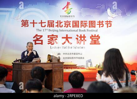 (190821) -- PEKING, 21. August 2019 -- Liang Xiaosheng, ein Schriftsteller, hält eine Rede in der Vorlesungshalle für Gelehrte während der 26. Internationalen Buchmesse in Peking, Hauptstadt Chinas, 21. August 2019. Die Buchmesse und die 9. China Digital Publishing Expo begannen am Mittwoch am neuen Veranstaltungsort des China International Exhibition Center. ) CHINA-PEKING-BUCHMESSE (CN) JinxLiangkuai PUBLICATIONxNOTxINxCHN Stockfoto