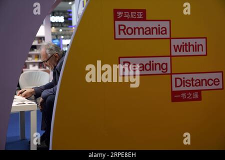 (190821) -- PEKING, 21. August 2019 -- Foto aufgenommen am 21. August 2019 zeigt einen Dichter am Stand Rumäniens während der 26. Internationalen Buchmesse in Peking, der Hauptstadt Chinas. Die Buchmesse und die 9. China Digital Publishing Expo begannen am Mittwoch am neuen Veranstaltungsort des China International Exhibition Center. ) CHINA-PEKING-BUCHMESSE (CN) JinxLiangkuai PUBLICATIONxNOTxINxCHN Stockfoto