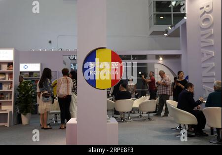 (190821) -- PEKING, 21. August 2019 -- Foto aufgenommen am 21. August 2019 zeigt den Stand Rumäniens während der 26. Internationalen Buchmesse in Peking, der Hauptstadt Chinas. Die Buchmesse und die 9. China Digital Publishing Expo begannen am Mittwoch am neuen Veranstaltungsort des China International Exhibition Center. ) CHINA-PEKING-BUCHMESSE (CN) JinxLiangkuai PUBLICATIONxNOTxINxCHN Stockfoto