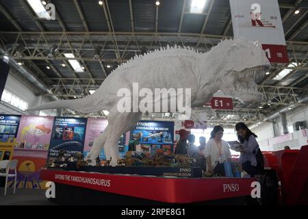 (190821) -- PEKING, 21. August 2019 -- Foto aufgenommen am 21. August 2019 zeigt ein Dinosaurier-Modell während der 26. Internationalen Buchmesse in Peking, der Hauptstadt Chinas. Die Buchmesse und die 9. China Digital Publishing Expo begannen am Mittwoch am neuen Veranstaltungsort des China International Exhibition Center. ) CHINA-PEKING-BUCHMESSE (CN) JinxLiangkuai PUBLICATIONxNOTxINxCHN Stockfoto