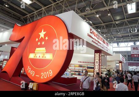 (190821) -- PEKING, 21. August 2019 -- Foto aufgenommen am 21. August 2019 zeigt die Ausstellung ausgewählter Publikationen anlässlich des 70. Jahrestages der Gründung der Volksrepublik China während der 26. Internationalen Buchmesse in Peking, der Hauptstadt Chinas. Die Buchmesse und die 9. China Digital Publishing Expo begannen am Mittwoch am neuen Veranstaltungsort des China International Exhibition Center. ) CHINA-PEKING-BUCHMESSE (CN) JinxLiangkuai PUBLICATIONxNOTxINxCHN Stockfoto