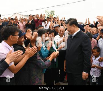 News Bilder des Tages (190821) -- WUWEI, 21. August 2019 -- der chinesische Präsident Xi Jinping, ebenfalls Generalsekretär des Zentralkomitees der Kommunistischen Partei Chinas und Vorsitzender der Zentralen Militärkommission, besucht eine neue Gemeinde, in der sich aus ökologischen Gründen umgesiedelte Landbewohner aufhalten. und fragt Dorfbewohner nach ihrem Lebensunterhalt und Fortschritten bei der Armutsbekämpfung im Fumin New Village im Gulang County, Wuwei City, nordwestchinesische Provinz Gansu, 21. August 2019. ) CHINA-GANSU-WUWEI-XI JINPING-INSPECTION (CN) XIEXHUANCHI PUBLICATIONXNOTXINXCHN Stockfoto