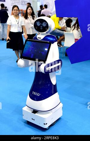 (190821) -- TAIPEI, 21. August 2019 -- Menschen besuchen die Automations-Intelligenz- und Robotershow im Taipei Nangang Exhibition Center in Taipei, Taiwan im Südosten Chinas, 21. August 2019. Die viertägige Show begann hier am Mittwoch. CHINA-TAIPEI-AUTOMATION INTELLIGENZ UND ROBOTERSHOW (CN) ZHUXXIANG PUBLICATIONXNOTXINXCHN Stockfoto