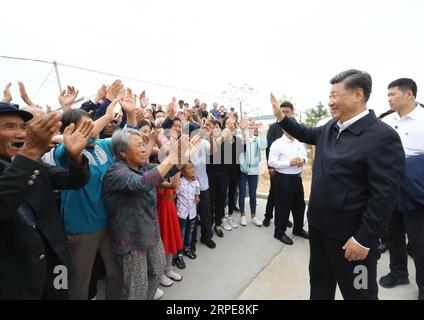 (190821) -- WUWEI, 21. August 2019 -- der chinesische Präsident Xi Jinping, ebenfalls Generalsekretär des Zentralkomitees der Kommunistischen Partei Chinas und Vorsitzender der Zentralen Militärkommission, besucht eine neue Gemeinde, in der sich aus ökologischen Gründen umgesiedelte Landbewohner aufhalten. und fragt Dorfbewohner nach ihrem Lebensunterhalt und Fortschritten bei der Armutsbekämpfung im Fumin New Village im Gulang County, Wuwei City, nordwestchinesische Provinz Gansu, 21. August 2019. ) CHINA-GANSU-WUWEI-XI JINPING-INSPECTION (CN) JUXPENG PUBLICATIONXNOTXINXCHN Stockfoto