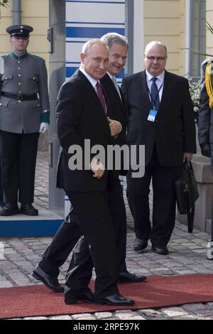 (190822) -- HELSINKI, 22. August 2019 -- der russische Präsident Wladimir Putin (Front) wird vom finnischen Präsidenten Sauli Niinisto begrüßt, als er am 21. August 2019 in Helsinki zu einem Besuch in Finnland ankam. Der russische Präsident Wladimir Putin sagte hier am Mittwoch, dass Russland seine Beziehungen zur Europäischen Union (EU) auf eine vollwertige Basis zurückführen möchte . (Foto von Matti Matikainen/Xinhua) FINNLAND-HELSINKI-RUSSLAND-PRÄSIDENT-BESUCH LixJizhi PUBLICATIONxNOTxINxCHN Stockfoto