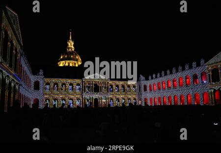 (190822) -- PARIS, 22. Aug. 2019 -- Foto aufgenommen am 21. Aug. 2019 zeigt eine Ton- und Lichtshow The Night of Invalides im Militärmuseum Les Invalides in Paris, Frankreich. Die Show vom 12. Juli bis 30. August zeigt 3.000 Jahre Geschichte mit 45 Minuten Computergrafik. ) FRANKREICH-PARIS-DIE NACHT DER INVALIDEN GAOXJING PUBLICATIONXNOTXINXCHN Stockfoto