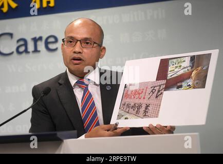 (190823) -- HONG KONG, 23. August 2019 -- Swalikh Mohammed, Superintendent des Cyber Security and Technology Crime Bureau der Polizei von Hongkong, zeigt Beweise für Drohungen gegen die Polizei von Hongkong während einer Pressekonferenz in Hongkong, Südchina, 22. August 2019. Die Polizei von Hongkong sagte am Donnerstag, dass die persönlichen Daten von insgesamt 1.614 Polizeibeamten und ihren Familienangehörigen seit Juni illegal online weitergegeben wurden. CHINA-HONGKONG-POLIZEI-PRESSE-KONFERENZ (CN) LUXHANXIN PUBLICATIONXNOTXINXCHN Stockfoto