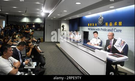 (190823) -- HONGKONG, 23. August 2019 -- Swalikh Mohammed, Superintendent des Cyber Security and Technology Crime Bureau der Polizei von Hongkong, zeigt Beweise, die die Polizei von Hongkong während einer Pressekonferenz in Hongkong, Südchina, am 22. August 2019 erhalten hat. Die Polizei von Hongkong sagte am Donnerstag, dass die persönlichen Daten von insgesamt 1.614 Polizeibeamten und ihren Familienangehörigen seit Juni illegal online weitergegeben wurden. CHINA-HONGKONG-POLIZEI-PRESSE-KONFERENZ (CN) LUXHANXIN PUBLICATIONXNOTXINXCHN Stockfoto