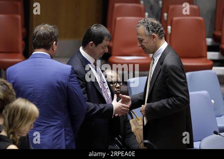 (190822) -- VEREINTE NATIONEN, 22. August 2019 -- Jonathan Cohen (R, Front), amtierender Ständiger Vertreter der USA bei den Vereinten Nationen, händigt vor einer Tagung des Sicherheitsrats über Bedrohungen des Weltfriedens und der internationalen Sicherheit mit dem ersten Ständigen Vertreter Russlands bei den Vereinten Nationen, Dmitri Polyanskiy (C), die Hand. am 22. August 2019 im UN-Hauptquartier in New York. Russlands stellvertretender UN-Gesandter am Donnerstag appellierte an die europäischen Länder, den jüngsten Rückzug der Vereinigten Staaten aus einem waffenkontrollvertrag des Kalten Krieges zu beachten und warnte vor einem möglichen neuen Wettrüsten. ) UN-SICHERHEITSRAT-USA INF EXI Stockfoto