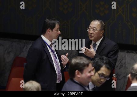 (190822) -- VEREINTEN NATIONEN, 22. August 2019 -- russischer erster Stellvertretender Ständiger Vertreter bei den Vereinten Nationen Dmitri Polyanskiy (L, Back) spricht mit dem chinesischen Ständigen Vertreter bei den Vereinten Nationen Zhang Jun (R, Back) vor einer Sitzung des UN-Sicherheitsrats über Bedrohungen des Weltfriedens und der internationalen Sicherheit am 22. August 2019 im Hauptquartier der Vereinten Nationen in New York. Russlands stellvertretender UN-Gesandter am Donnerstag appellierte an die europäischen Länder, den jüngsten Rückzug der Vereinigten Staaten aus einem waffenkontrollvertrag des Kalten Krieges zu beachten und warnte vor einem möglichen neuen Wettrüsten. ) UN-SICHERHEITSRAT-USA NEHMEN SIE DIE INF-ABFAHRT LixMuzi PUBLICATIONx Stockfoto