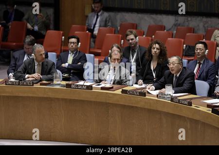 (190822) -- VEREINTEN NATIONEN, 22. August 2019 -- der Ständige Vertreter Chinas bei den Vereinten Nationen Zhang Jun (R, Front) spricht am 22. August 2019 im Hauptquartier der Vereinten NATIONEN in New York an einer Sitzung des Sicherheitsrats über Bedrohungen des Weltfriedens und der internationalen Sicherheit. Russlands stellvertretender UN-Gesandter am Donnerstag appellierte an die europäischen Länder, den jüngsten Rückzug der Vereinigten Staaten aus einem waffenkontrollvertrag des Kalten Krieges zu beachten und warnte vor einem möglichen neuen Wettrüsten. ) UN-SICHERHEITSRAT-USA NEHMEN SIE DIE INF-AUSFAHRT LixMuzi PUBLICATIONxNOTxINxCHN Stockfoto