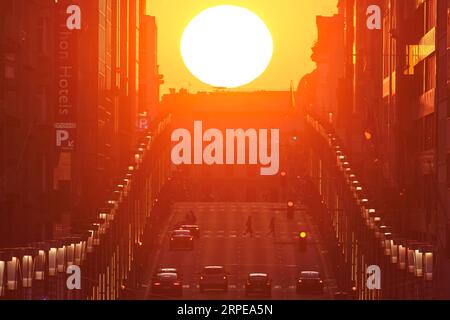 (190823) -- PEKING, 23. August 2019 -- der Sonnenuntergang wird am 22. August 2019 über einer Straße in Brüssel, Belgien, gesehen. ) XINHUA FOTOS DES TAGES ZhangxCheng PUBLICATIONxNOTxINxCHN Stockfoto