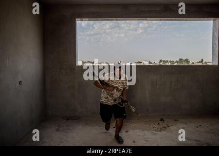(190823) -- PEKING, 23. Aug. 2019 -- Ein Kämpfer der von den Vereinten Nationen unterstützten Regierung der nationalen Einigung (GNA) nimmt sich während der Zusammenstöße an der Al-Yarmook-Frontlinie in Tripolis, Libyen, am 21. Aug. 2019 in Deckung. (Foto von Amru Salahuddien/XINHUA) XINHUA FOTOS DES TAGES AxMulu PUBLICATIONxNOTxINxCHN Stockfoto