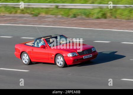 1999 90er Jahre Red Mercedes-Benz Sl320 Auto; Fahrt mit Geschwindigkeit auf der Autobahn M6 im Großraum Manchester, Großbritannien Stockfoto