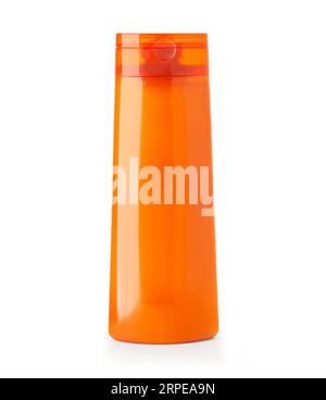 Orangefarbene Kosmetikflasche für Flüssigkeiten isoliert auf weißem Hintergrund. Orangefarbene Flasche mit Platz für Text. Kunststoffflasche, Vorderansicht. Stockfoto