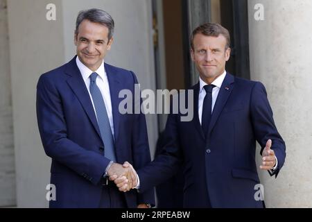 News Bilder des Tages (190823) -- PARIS, 23. August 2019 -- der französische Präsident Emmanuel Macron (R) begrüßt den griechischen Premierminister Kyriakos Mitsotakis vor einem Treffen im Präsidentenpalast Elysee in Paris, Frankreich, am 22. August 2019. (Foto von Jack Chan/Xinhua) FRANKREICH-PARIS-GRIECHISCHER PM-BESUCH GaoxJing PUBLICATIONxNOTxINxCHN Stockfoto