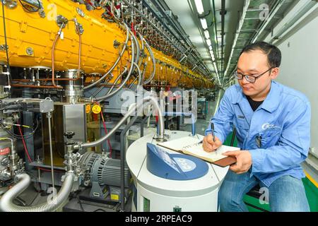 (190823) -- GUANGZHOU, 23. August 2019 -- ein Betreiber überprüft den Linac für die China Spallation Neutron Source (CSNS) in Dalang Town in Dongguan, Provinz Guangdong in Südchina, 24. Juli 2019. Am Freitag jährte sich die Inbetriebnahme der CSNS zum ersten Mal, nachdem sie den nationalen Zulassungstest bestanden hatte. Das CSNS ist die erste Forschungseinrichtung des Landes, die die intensivsten gepulsten Neutronenstrahlen für die wissenschaftliche Forschung bereitstellt. Spallations-Neutronenquelle kann Protonen beschleunigen, bevor sie sie in ein Ziel zerschlagen, um Neutronen zu erzeugen. Die Neutronen werden dann an zahlreiche Instrumente gesendet, die von verwendet werden Stockfoto