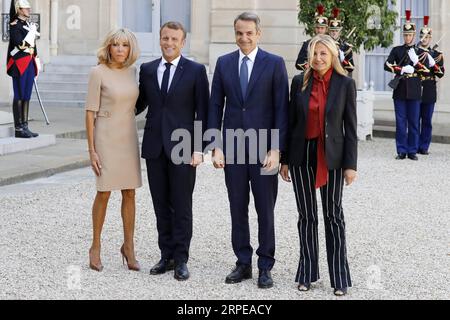 (190823) -- PARIS, 23. August 2019 -- der französische Präsident Emmanuel Macron (2. L) begrüßt den griechischen Premierminister Kyriakos Mitsotakis (2. R) vor einem Treffen im Präsidentenpalast Elysee in Paris, Frankreich, am 22. August 2019. (Foto von Jack Chan/Xinhua) FRANKREICH-PARIS-GRIECHISCHER PM-BESUCH GaoxJing PUBLICATIONxNOTxINxCHN Stockfoto