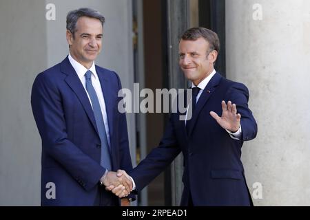 (190823) -- PARIS, 23. August 2019 -- der französische Präsident Emmanuel Macron (R) begrüßt den griechischen Premierminister Kyriakos Mitsotakis vor einem Treffen im Präsidentenpalast Elysee in Paris, Frankreich, am 22. August 2019. (Foto von Jack Chan/Xinhua) FRANKREICH-PARIS-GRIECHISCHER PM-BESUCH GaoxJing PUBLICATIONxNOTxINxCHN Stockfoto