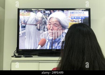 (190823) -- TOKIO, 23. August 2019 (Xinhua) -- Foto vom 23. August 2019 mit dem Handy aufgenommen, zeigt eine Frau, die eine Live-TV-Sendung mit einem Bürger ansieht, der über die Entscheidung Südkoreas befragt wurde, einen wichtigen Geheimdienstpakt in Tokio, Japan, zu beenden. Der japanische Premierminister Shinzo Abe forderte Südkorea am Freitag auf, seine Versprechen einzuhalten, nachdem Seoul beschlossen hatte, einen wichtigen Geheimdienstpakt zwischen den beiden Ländern zu beenden. (Xinhua/du Xiaoyi) JAPAN-TOKIO-SÜDKOREA-GEHEIMDIENSTPAKT PUBLICATIONxNOTxINxCHN Stockfoto