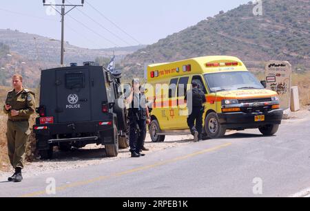 News Bilder des Tages (190823) -- RAMALLAH, 23. August 2019 (Xinhua) -- israelische Streitkräfte versammeln sich am 23. August 2019 am Tatort eines Angriffs in der Nähe der jüdischen Siedlung Dolev nordwestlich von Ramallah. Ein israelisches Mädchen im Teenageralter starb am Freitag im Krankenhaus, einige Stunden nachdem es bei einem Bombenanschlag in der Westbank verletzt worden war, sagten israelische Beamte. (Foto von Gil Cohen Magen/Xinhua) MIDEAST-WEST BANK-ATTACK PUBLICATIONxNOTxINxCHN Stockfoto