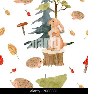 Hase mit Aquarellmuster auf einem Waldstumpf, Tannen, Igel, Herbstblätter, Fliegenagar. Handgezeichnete Illustration Hase, Igel, Muster mit Tier Stockfoto