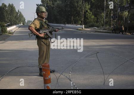 (190823) -- SRINAGAR, 23. August 2019 (Xinhua) -- ein indischer paramilitärischer Soldat steht am 23. August 2019 in Srinagar, der Sommerhauptstadt des von den Indianern kontrollierten Kaschmirs, in Wache. Das von Indianern kontrollierte Kaschmir blieb am Freitag für den 19. Tag in Folge unkommunikativ. Die Behörden verschärften die Beschränkungen angesichts des separatistischen Aufrufs für den märz an die Militärbeobachtergruppe der Vereinten Nationen für Indien und Pakistan (UNMOGIP) in Srinagar. (Xinhua/Javed dar) KASHMIR-SRINAGAR-PROTEST-PUBLICATIONxNOTxINxCHN Stockfoto