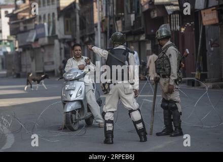 News Bilder des Tages (190823) -- SRINAGAR, 23. August 2019 (Xinhua) -- indische paramilitärische Soldaten bitten einen Kaschmirmann, am 23. August 2019 in Srinagar, der Sommerhauptstadt des von Indien kontrollierten Kaschmirs, zu gehen. Das von Indianern kontrollierte Kaschmir blieb am Freitag für den 19. Tag in Folge unkommunikativ. Die Behörden verschärften die Beschränkungen angesichts des separatistischen Aufrufs für den märz an die Militärbeobachtergruppe der Vereinten Nationen für Indien und Pakistan (UNMOGIP) in Srinagar. (Xinhua/Javed dar) KASHMIR-SRINAGAR-PROTEST-PUBLICATIONxNOTxINxCHN Stockfoto