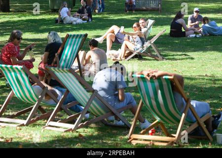 UK Weather, 4 September, London: Im St James's Park suchen Touristen, Büroangestellte und Einheimische entweder die Sonne oder den Schatten nach ihren Vorlieben. Die Temperaturen werden diese Woche voraussichtlich 30 Grad überschreiten. Die Liegestühle sind draußen und die Pelikane schwimmen synchron. Quelle: Anna Watson/Alamy Live News Stockfoto