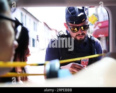 News Bilder des Tages (190823) -- BIARRITZ (FRANKREICH), 23. August 2019 -- Ein Polizist überprüft am 23. August 2019 in Biarritz, Südwestfrankreich, Personalausweise. Biarritz, der Badeort im Südwesten Frankreichs, wurde in eine Sicherheitsfestung verwandelt, die auf die Staatsoberhäupter der Gruppe der Sieben (G7) wartet, um ihren Gipfel hier am Samstag zu beginnen. ) FRANCE-BIARRITZ-G7-SECURITY GaoxJing PUBLICATIONxNOTxINxCHN Stockfoto