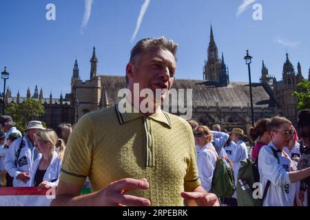 London, Großbritannien. September 2023. Der Naturforscher und Fernsehmoderator Chris Packham spricht mit den Medien, während Wissenschaftler das Parlament besuchen, um zurückkehrenden Abgeordneten zu sagen, dass sie mitten in der Klimakrise neue Öl- und Gasvorkommen stoppen sollen. Quelle: Vuk Valcic/Alamy Live News Stockfoto