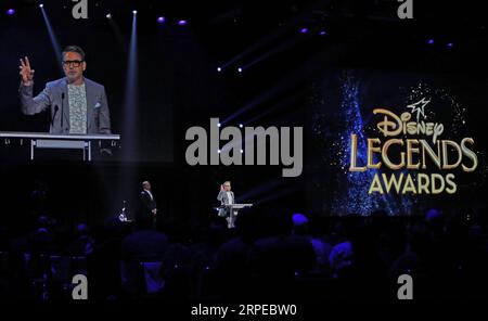 (190824) -- ANAHEIM, 24. August 2019 -- Schauspieler Robert Downey Jr. hält eine Rede, nachdem er bei der Disney Legends-Preisverleihung der Disney-Fanveranstaltung in Anaheim, USA, am 23. August 2019 ausgezeichnet wurde. Disney hielt am Freitag in Anaheim, Kalifornien, eine große Preisverleihung ab, um 12 Disney-Stars und -Koryphäen für ihre bemerkenswerten Beiträge zum Disney-Erbe zu ehren. Die Disney Legends-Preisverleihung ist einer der Höhepunkte der zweijährlichen ultimativen Disney-Fan-Veranstaltung, die vom 23. Bis 25. August in Anaheim stattfindet. ) US-DISNEY-LEGENDEN-PREISVERLEIHUNG LixYing PUBLICATIONxNOTxINxCHN Stockfoto