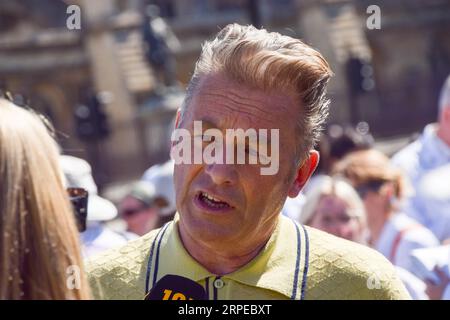 London, Großbritannien. September 2023. Der Naturforscher und Fernsehmoderator Chris Packham spricht mit den Medien, während Wissenschaftler das Parlament besuchen, um zurückkehrenden Abgeordneten zu sagen, dass sie mitten in der Klimakrise neue Öl- und Gasvorkommen stoppen sollen. Quelle: Vuk Valcic/Alamy Live News Stockfoto