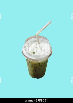 Grüntee-Milch isoliert auf blauem Hintergrund. LEERZEICHEN für Text Stockfoto
