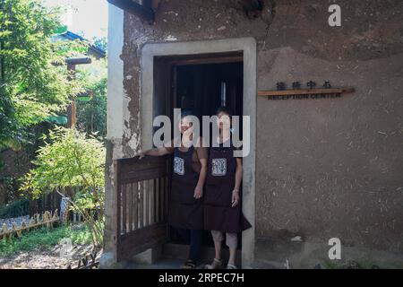 (190824) -- TONGLU, 24. August 2019 -- Dorfbewohner posieren für ein Foto auf einem Bauernhof im Dorf Baiyun, Tonglu County der ostchinesischen Provinz Zhejiang, 24. August 2019. Durch die Entwicklung der Infrastruktur, die Verbesserung der Umwelt und des Dienstes hat das Baiyun Village in Tonglu 60 Millionen Yuan (etwa 8,5 Millionen US-Dollar) an Investitionen der Gesellschaft für den Bau eines Urlaubsortes namens Baiyunjian, dies wird zu einem neuen Weg, das Einkommen der örtlichen Landwirte zu erhöhen. ) CHINA-ZHEJIANG-BAIYUN DORF-FREIZEIT-TOURISMUS-RESORT (CN) HUANGXZONGZHI PUBLICATIONXNOTXINXCHN Stockfoto