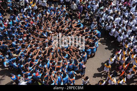 (190824) -- MUMBAI, 24. August 2019 -- indische Devotees beten, bevor sie eine menschliche Pyramide bilden, um während des Janmashtami Festivals in Mumbai, Indien, am 24. August 2019 einen Dahi-handi (Quark-Topf) zu erreichen und zu brechen. Janmashtami ist ein jährliches Festival, das den Geburtstag von Hindu Lord Krishna feiert. (Foto: Fariha Farooqui/Xinhua) INDIA-MUMBAI-FESTIVAL-JANMASHTAMI XinxHuashe PUBLICATIONxNOTxINxCHN Stockfoto